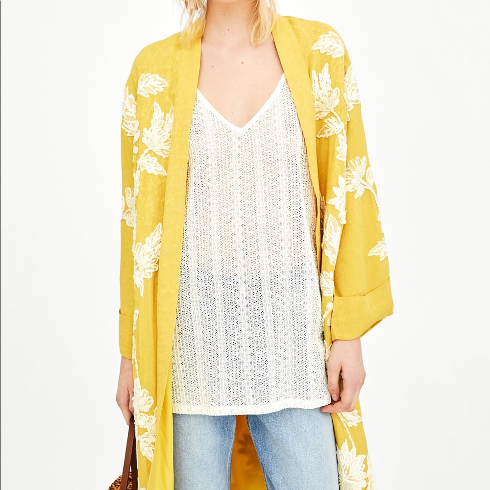ISO!! 💛 Zara yellow kimono, robe